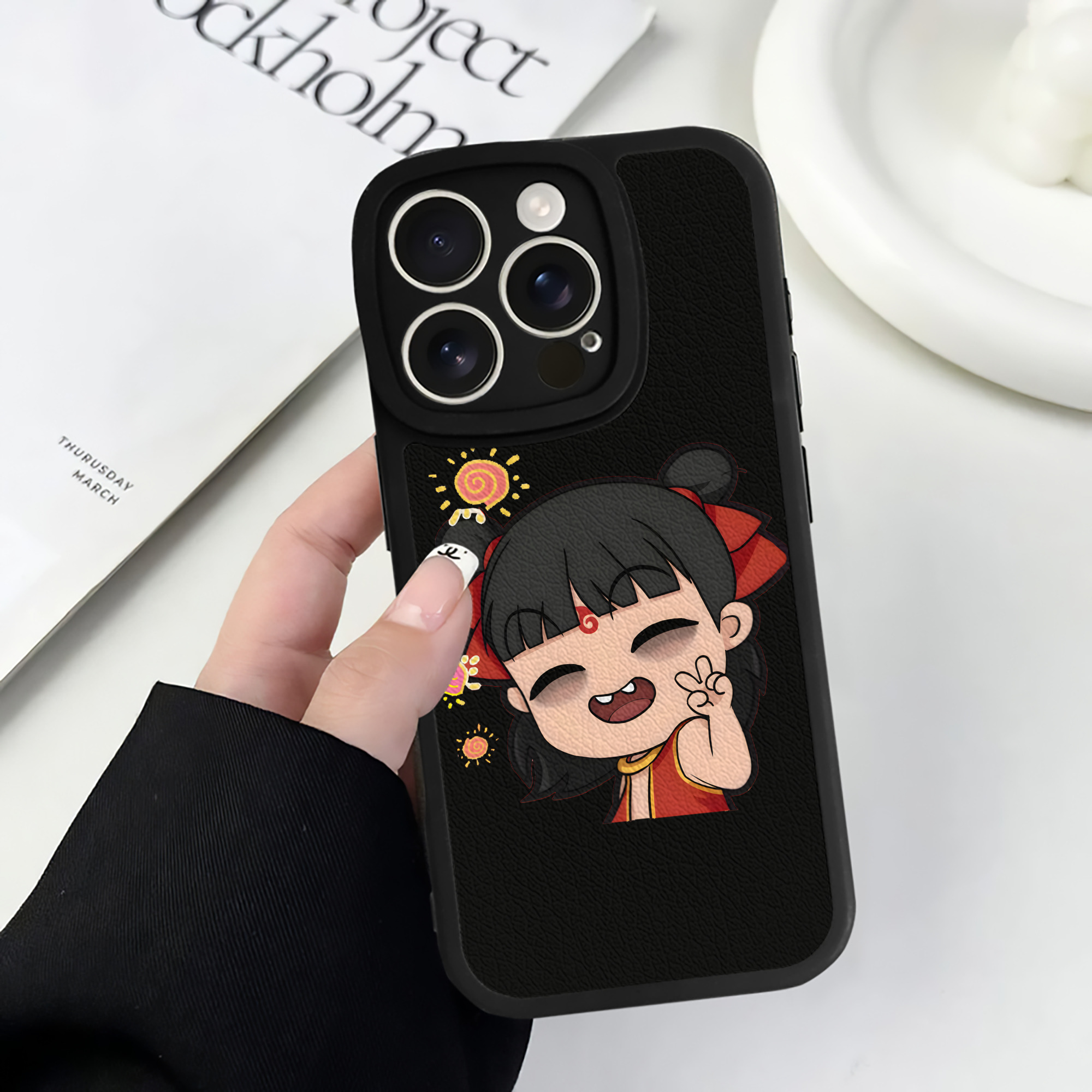 （画像用） Ne Zha 2 ナタ 魔童の大暴れ 【iPhone 16シリーズ対応】シリコンスマホケース（レザー調） 材質：シリコン